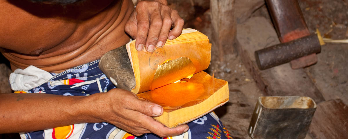 Myanmar-Mandalay-Gold_Leaf_Factory